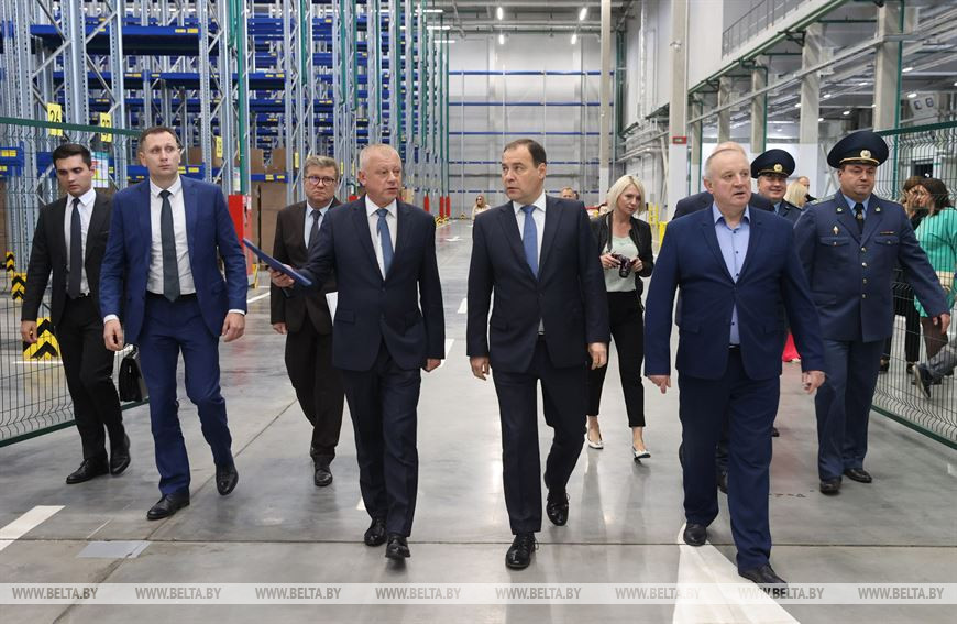 Роман Головченко во время посещения промышленно-логистическогой комплекса "Бремино-Орша"