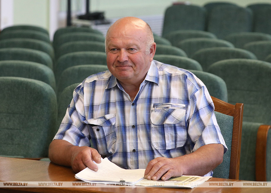 На приеме житель Шарковщины Василий Бабич