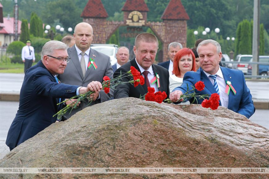 Заместитель председателя Могилевского облисполкома Валерий Малашко и председатель Могилевского облисполкома Леонид Заяц и председатель Могилевского горисполкома Владимир Цумарев Заместитель председателя Могилевского облисполкома Валерий Малашко и председатель Могилевского облисполкома Леонид Заяц и председатель Могилевского горисполкома Владимир Цумарев