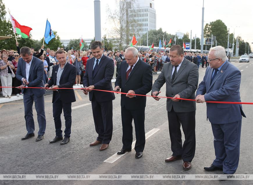 Председатель Витебского облисполкома Николай Шерстнев, председатель Витебского областного Совета депутатов Владимир Терентьев, помощник Президента - инспектор по Витебской области Анатолий Линевич, председатель Витебского горисполкома Вадим Зарянкин, диретор предприятия "Витебскоблсельстрой" Денис Мазуркевич и главный инженер управления капитального строительства г.Витебска Сергей Польский во время перерезания ленточки Председатель Витебского облисполкома Николай Шерстнев, председатель Витебского областного Совета депутатов Владимир Терентьев, помощник Президента - инспектор по Витебской области Анатолий Линевич, председатель Витебского горисполкома Вадим Зарянкин, диретор предприятия "Витебскоблсельстрой" Денис Мазуркевич и главный инженер управления капитального строительства г.Витебска Сергей Польский во время перерезания ленточки