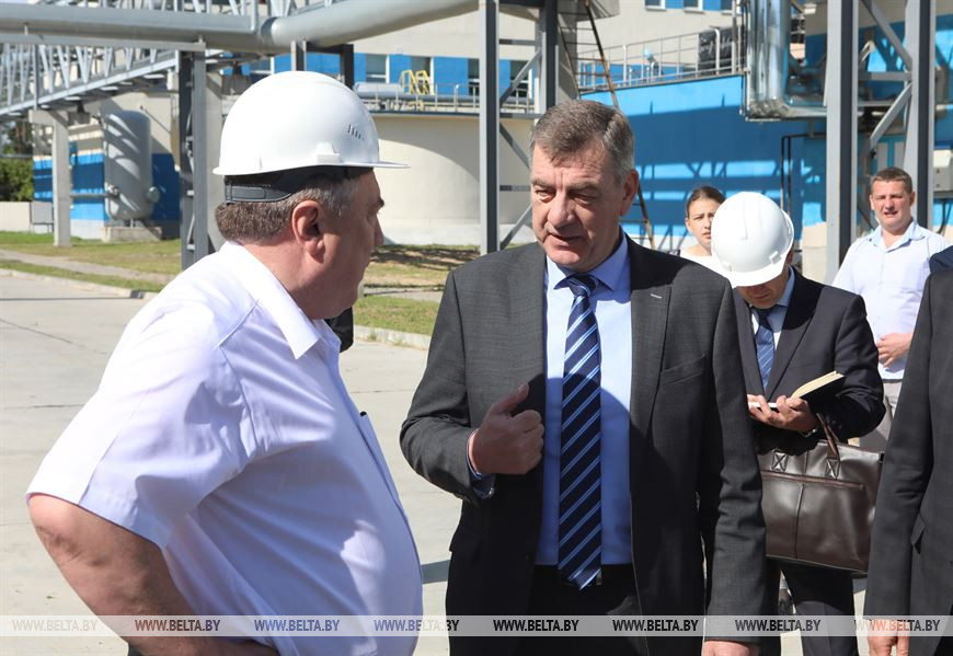 Генеральный директор ОАО "Управляющая компания холдинга "Белорусские обои" Александр Коляда и заместитель премьер-министра Юрий Назаров