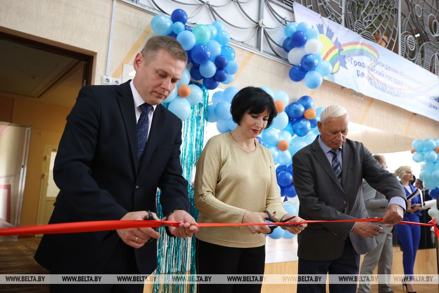 Начальник главного управления образования Гродненского облисполкома Руслан Абрамчик, директор Гродненского областного Дворца творчества детей и молодежи Татьяна Осмоловская, генеральный директор ОАО "Гроднопромстрой" Абдулвагаб Вагабов