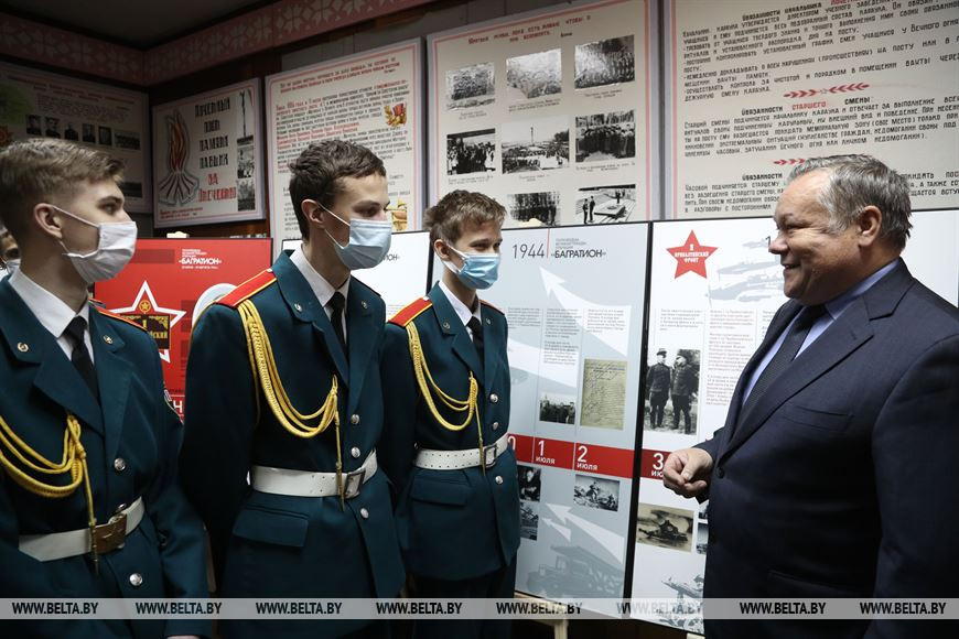 С выставкой знакомит директор музея истории Вооруженных Сил Республики Беларусь Сергей Азаронок С выставкой знакомит директор музея истории Вооруженных Сил Республики Беларусь Сергей Азаронок