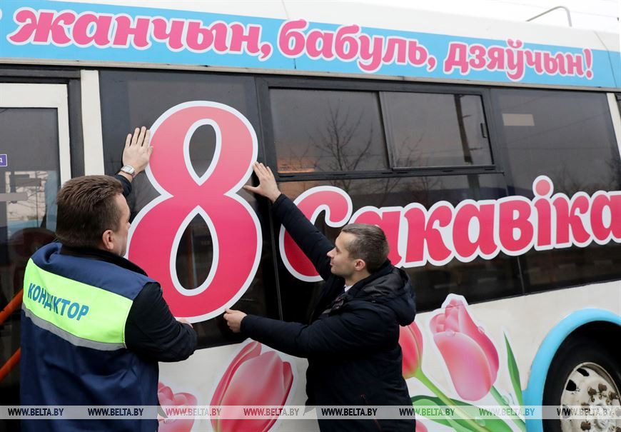 Водитель троллейбуса Дмитрий Зубо вместе с кондуктором Иваном Смекалиным готовят троллейбус к праздничному рейсу