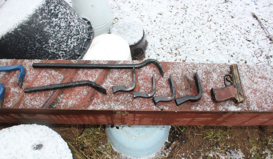 Пневматическое оружие, а также иные предметы, использовавшиеся при разбойных нападениях, один из обвиняемых выбросил в колодец во дворе дома матери Пневматическое оружие, а также иные предметы, использовавшиеся при разбойных нападениях, один из обвиняемых выбросил в колодец во дворе дома матери