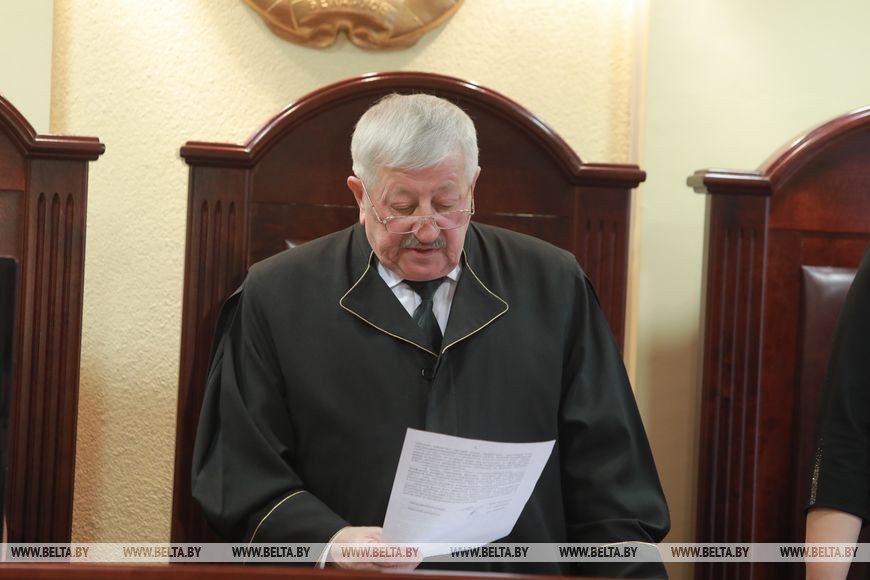 Приговор зачитывает председательствующий по делу судья Могилевского облсуда Михаил Мельников