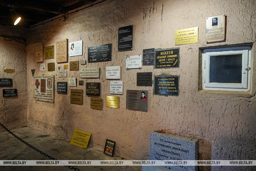 Таблички с именами тех, кого казнили в подвале крематория