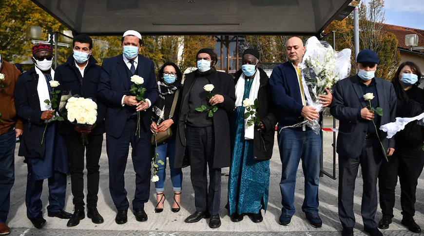 Фото <a href="https://www.afp.com/" target="_blank" rel="nofollow">AFP</a>. Имам Дранси Хассен Чалгуми (3-й слева) и французский еврейский писатель Марек Хальтер посещают собрание имамов возле средней школы Буа д