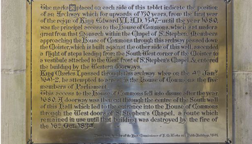 Табличка в Вестминстерском зале упоминает секретный ход, но не вся информация на ней достоверна, считают ученые