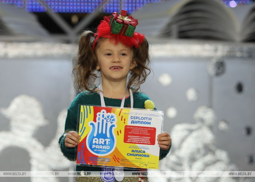 Самая юная участница фестиваля Алиса Смирнова из России