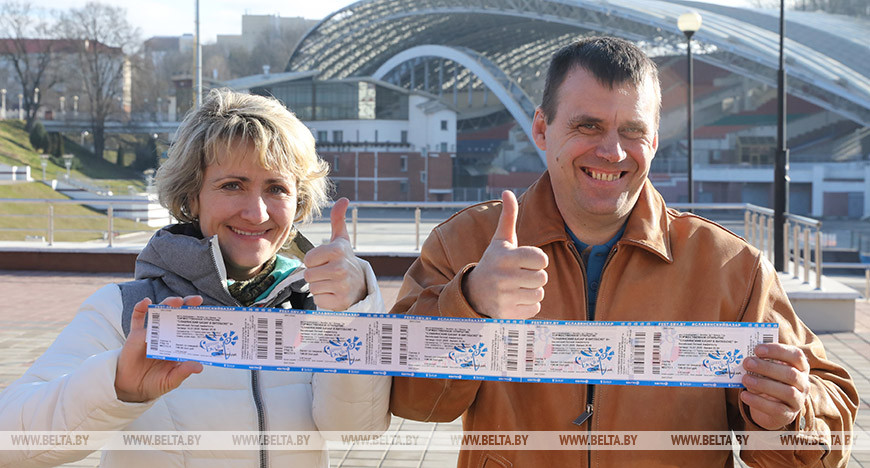Елена Кожеко и Эдуард Пронченко из Смоленска приехали в Витебск приобрести билеты