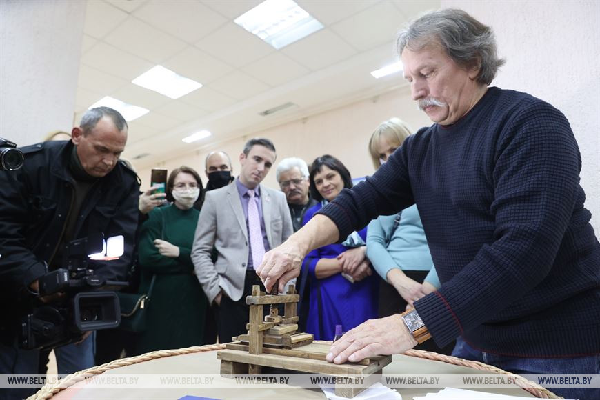 Народный мастер из Глубокого Виктор Дудкевич продемонстрировал технологию печатания на реконструированном верстаке