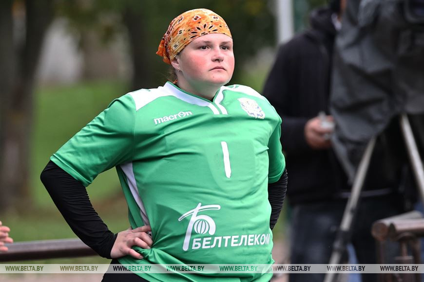 Вратарь ХК "Виктория" наблюдает за матчем Вратарь ХК "Виктория" наблюдает за матчем