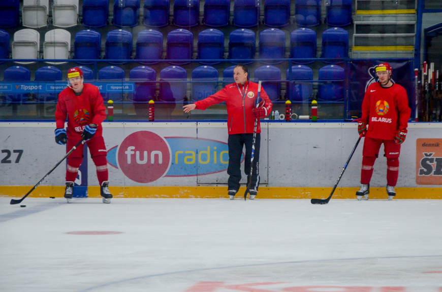 Во время тренировки белорусской сборной перед стартом на турнире в Словакии. Фото ФХБ