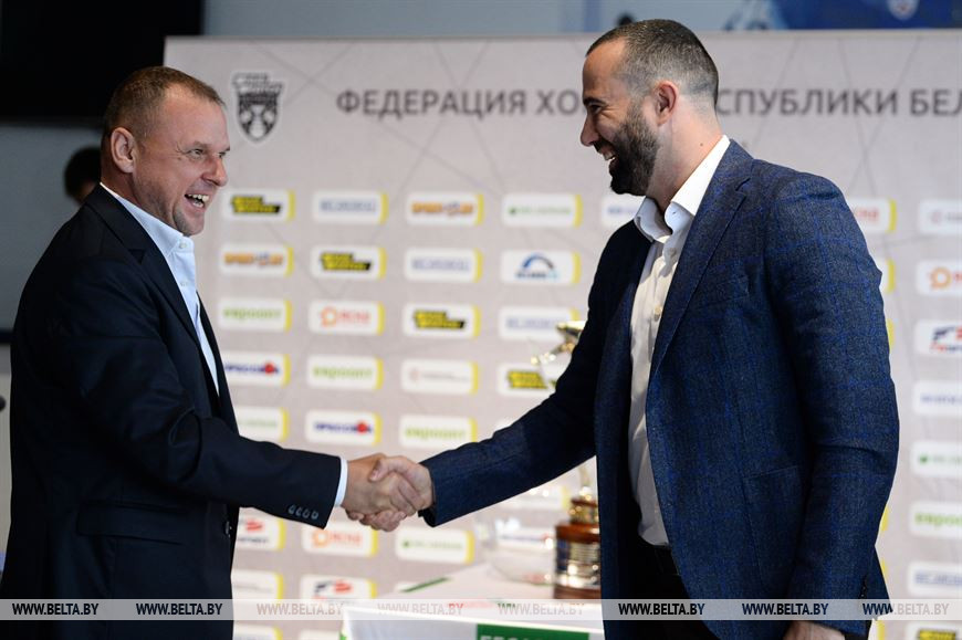 Игорь Николайчик (ХК "Динамо-Молодечно) и Алексей Торбин (ХК "Юность")