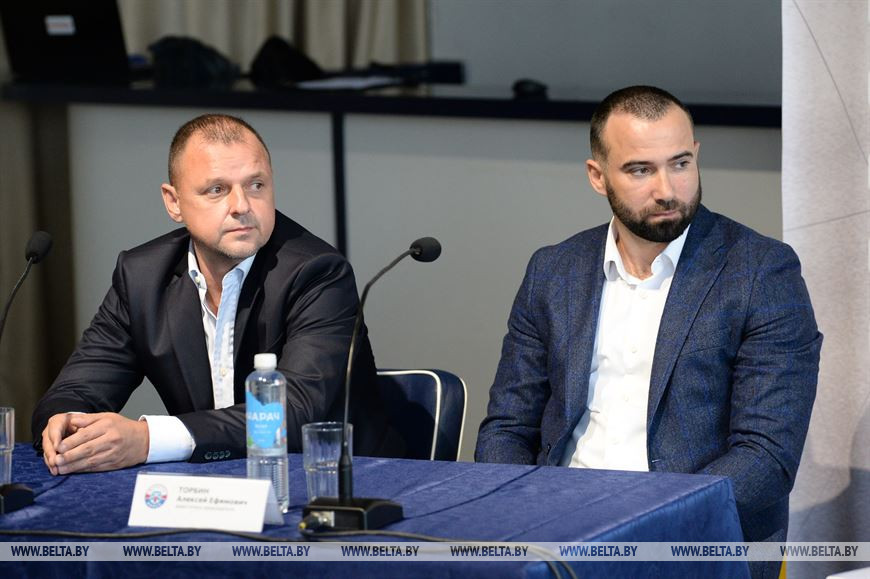 Игорь Николайчик (ХК "Динамо-Молодечно) и Алексей Торбин (ХК "Юность")