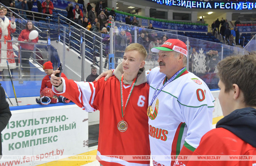 Александр Лукашенко с участниками турнира "Золотая шайба"