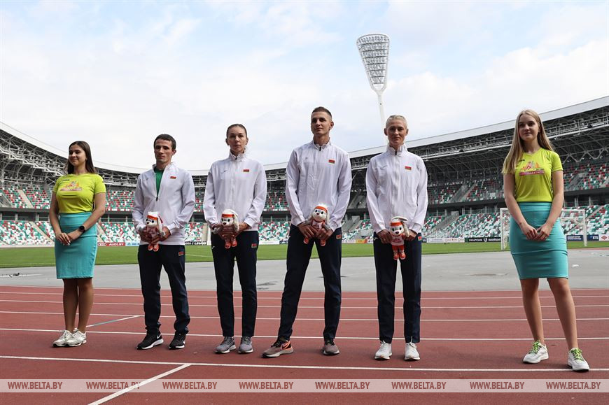 Серебряные призеры чемпионата Европы по кроссу в эстафетном беге Сергей Платонов, Ольга Немогай, Артем Калачев и Екатерина Корнеенко Серебряные призеры чемпионата Европы по кроссу в эстафетном беге Сергей Платонов, Ольга Немогай, Артем Калачев и Екатерина Корнеенко