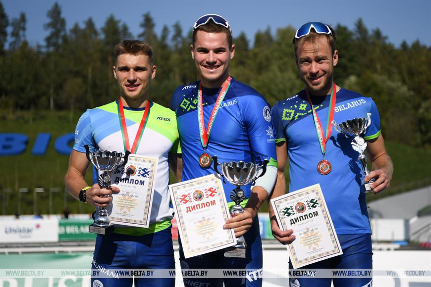Призеры мужского спринта - Антон Смольский, Дмитрий Лазовский и Сергей Бочарников Призеры мужского спринта - Антон Смольский, Дмитрий Лазовский и Сергей Бочарников