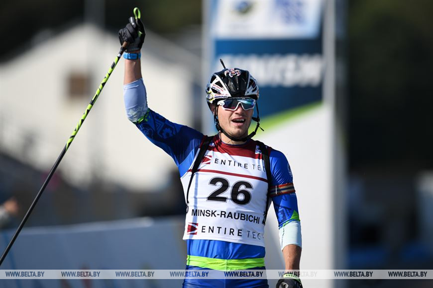 Дмитрий Лазовский празднует победу после финиша Дмитрий Лазовский празднует победу после финиша