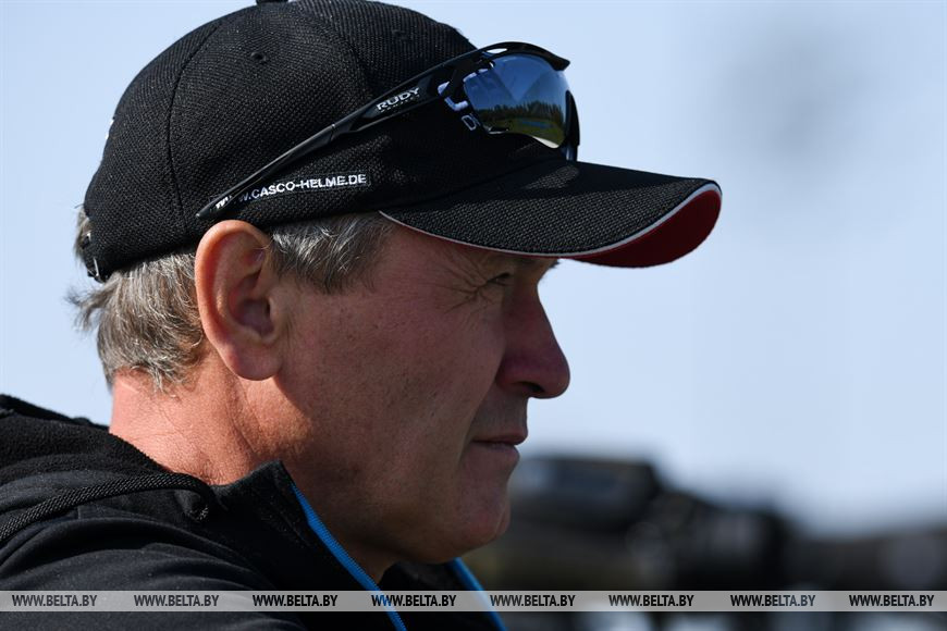 Cтарший тренер женской команды Олег Рыженков Cтарший тренер женской команды Олег Рыженков