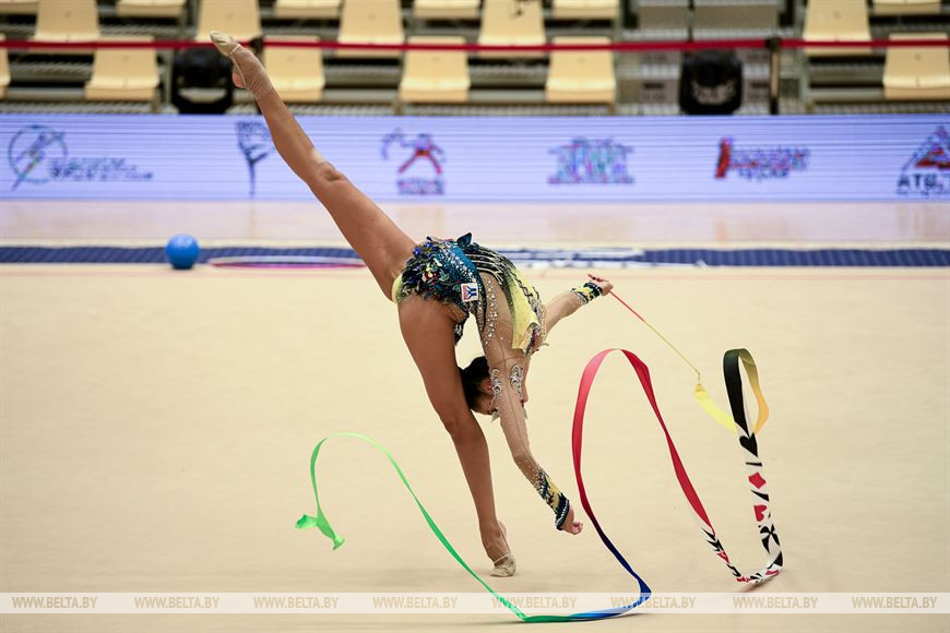 Алина Горносько во время выступления с лентами Алина Горносько во время выступления с лентами