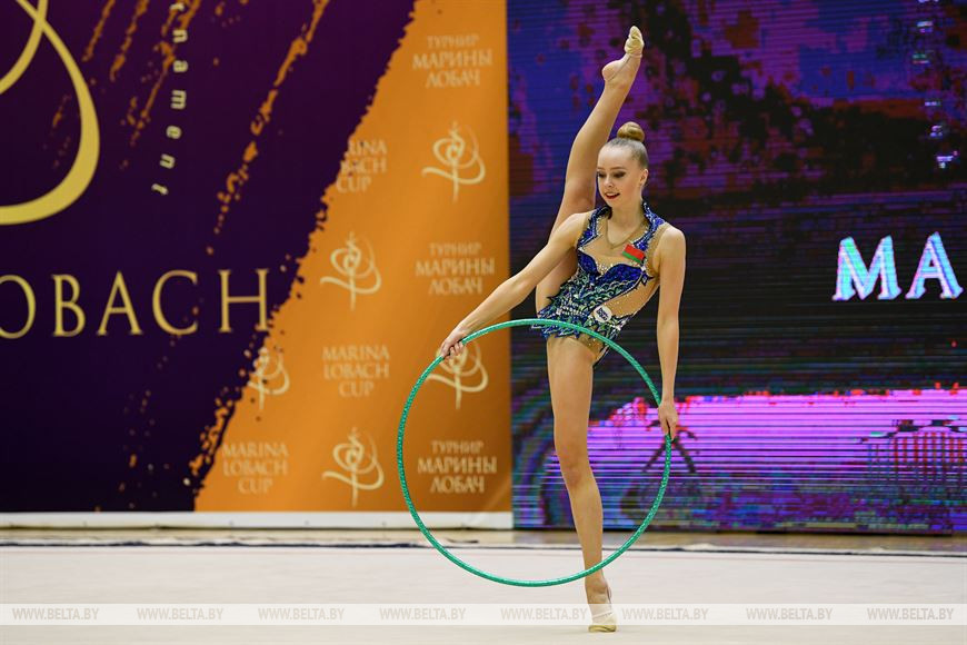 Елизавета Зорькина во время выступления с обручем Елизавета Зорькина во время выступления с обручем