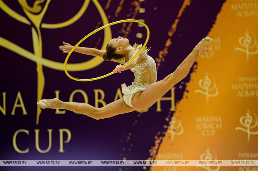 Анастасия Салос во время выступления с обручем Анастасия Салос во время выступления с обручем