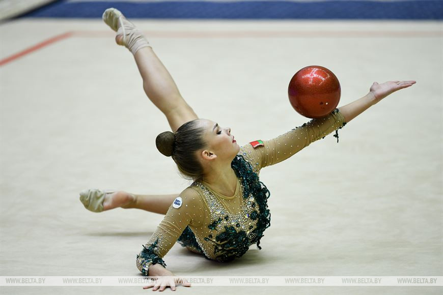 Анастасия Салос во время выступления с мячом Анастасия Салос во время выступления с мячом
