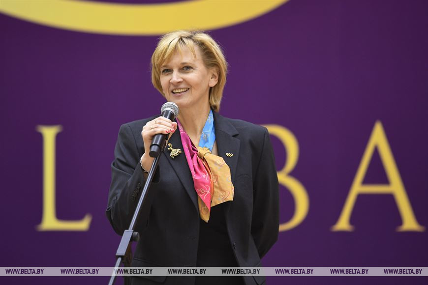 Олимпийская чемпионка по художественной гимнастике Марина Лобач во время закрытия соревнований Олимпийская чемпионка по художественной гимнастике Марина Лобач во время закрытия соревнований