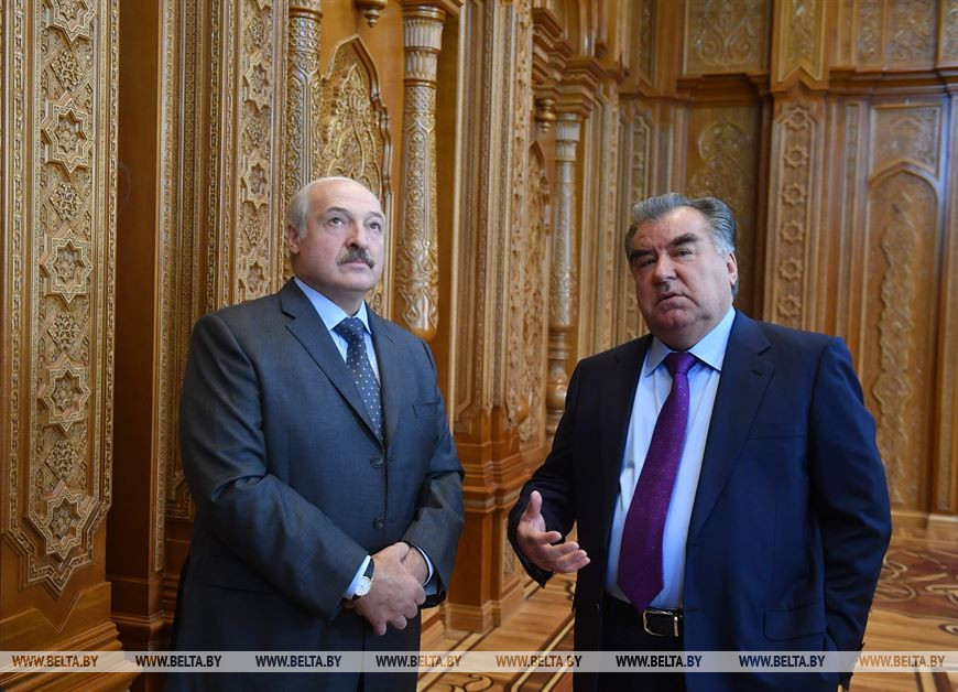 Александр Лукашкно и Эмомали Рахмон во Дворце Нации, 2018 год Александр Лукашкно и Эмомали Рахмон во Дворце Нации, 2018 год