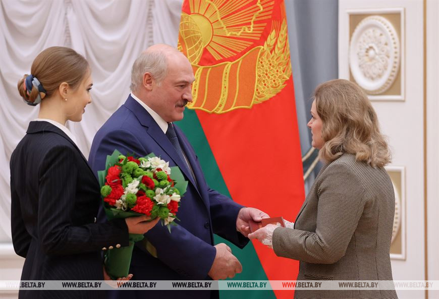 Аттестат профессора из рук Президента получилиа зампредседателя Конституционного суда Наталья Карпович (право)