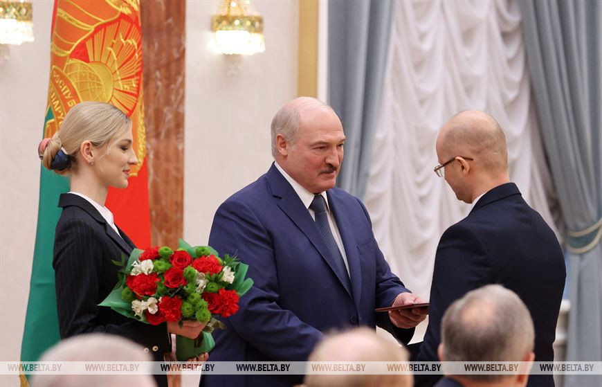 Александр Лукашенко вручает диплом доктора исторических наук заместителю начальника Института национальной безопасности по научной работе Геннадию Краско