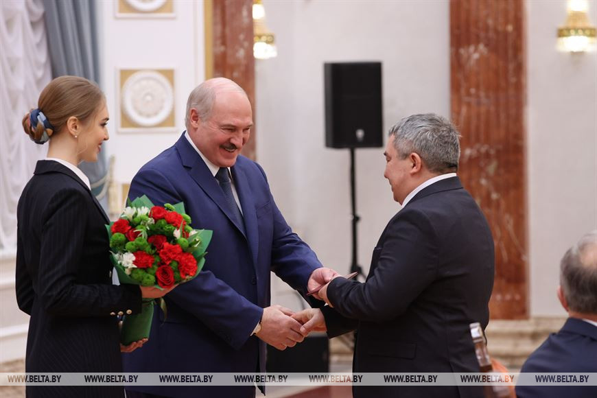 Александр Лукашенко вручает диплом доктора медицинских наук врачу-хирургу Сергею Ращинскому