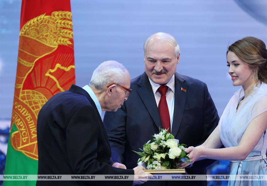 Премии "За духовное возрождение" за участие в создании мемориального комплекса на месте сожженной деревни Ола в Светлогорском районе Гомельской области удостоен член Союза писателей Беларуси Изяслав Котляров