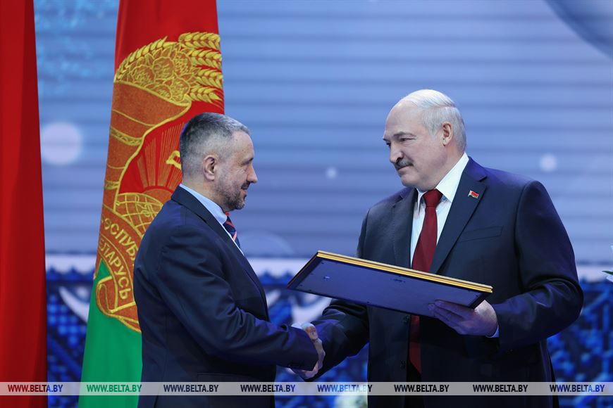 За большой вклад в формирование патриотического самосознания граждан, создание проекта "Гордость ЗА Беларусь" спецпремия присуждена руководителю аналитического центра "EcоoМ" ООО "МЕДИАФАКТ-ЭКО" Сергею Мусиенко