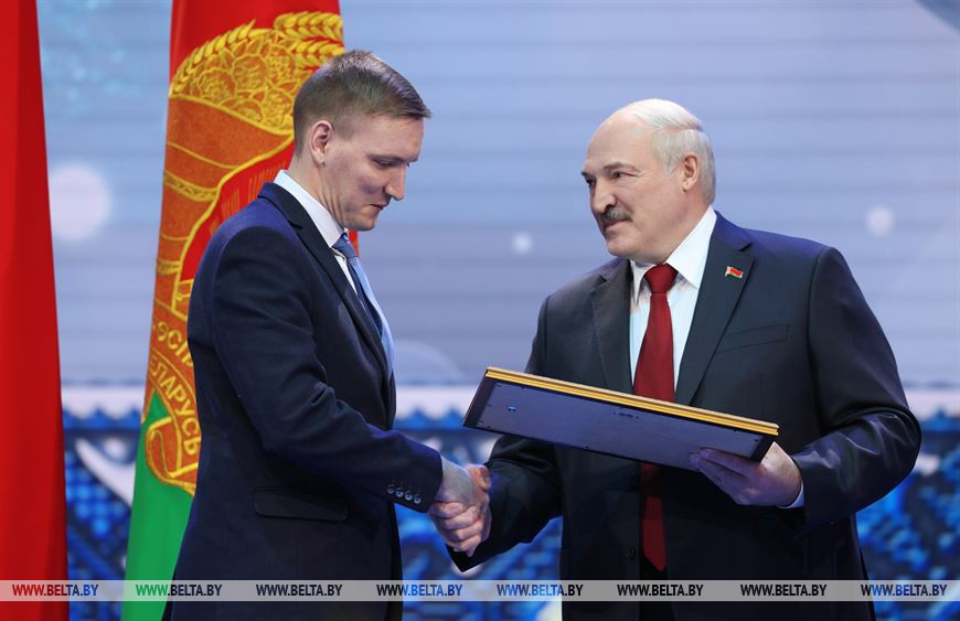 Ведущий библиотекарь отдела маркетинга и библиотековедческой работы Могилевской областной библиотеки имени В.И.Ленина Иван Малинин удостоен спецпремии Президента за значительные достижения в деле воспитания любви к родному краю, создание информационных ресурсов, посвященных теме малой родины