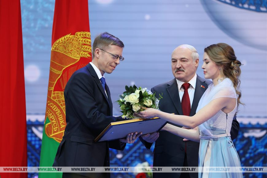 За большой вклад в формирование патриотического самосознания граждан, создание проекта "Гордость ЗА Беларусь" спецпремия присуждена обозревателю редакции отдела политической информации издательского дома "Беларусь сегодня" Максиму Осипову