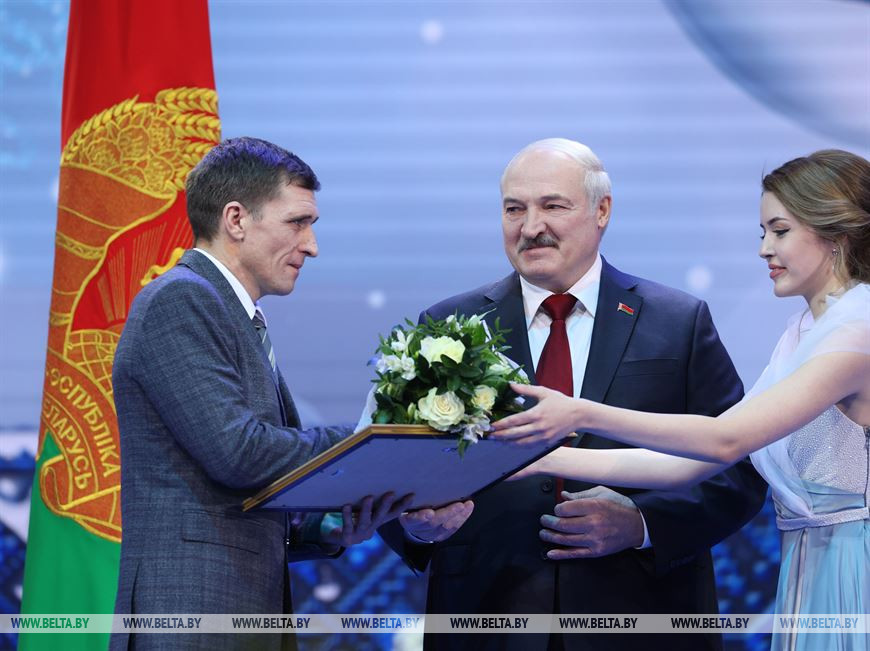 Премия "За духовное возрождение" вручается родителю-воспитателю детского дома семейного типа управления по образованию Солигорского райисполкома Андрею Баритолю за значительный вклад в воспитание детей-сирот и детей, оставшихся без попечения родителей