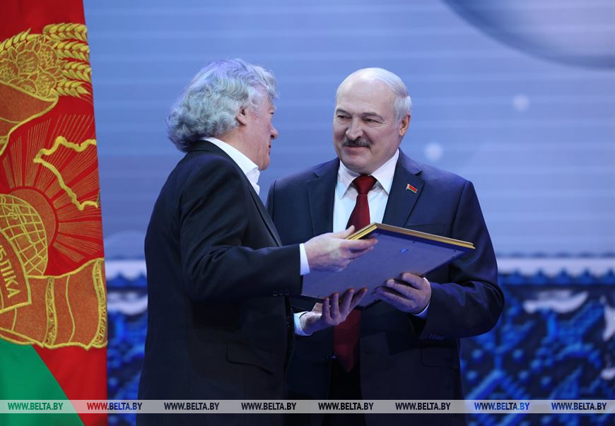 Специальной премии Президента удостоен главный дирижер Государственного академического симфонического оркестра, народный артист Беларуси Александр Анисимов за значительный личный вклад в укрепление мира и согласия в обществе через музыку, за реализацию крупных республиканских и международных творческих проектов