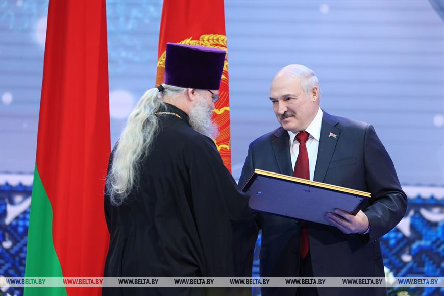 Священник Свято-Троицкой церкви агрогородка Солтановщина Несвижского района Слуцкой епархии Белорусской православной церкви протоиерей Олег Абрамович удостоен премии за большой личный вклад в укрепление духовных ценностей среди детей и молодежи, организацию благотворительной деятельности братства в честь Преображения Господня