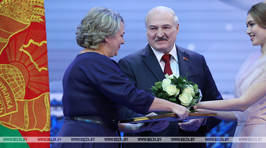 Премия "За духовное возрождение" вручается родителю-воспитателю детского дома семейного типа управления по образованию Солигорского райисполкома Татьяне Баритоль за значительный вклад в воспитание детей-сирот и детей, оставшихся без попечения родителей