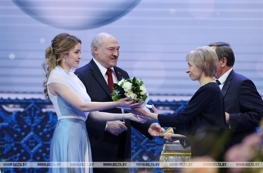 За значительный вклад в сохранение исторической правды о Великой Отечественной войне, реализацию проекта Союзного государства по реконструкции зданий и сооружений Брестской крепости премии удостоен коллектив мемориального комплекса "Брестская крепость-герой". Награда вручается начальнику отдела Елене Митюковой