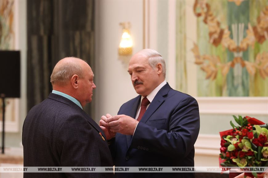 Глава государства вручил орден Почета директору коммунального сельскохозяйственного унитарного предприятия "Нива-Барсуки" Кировского района Ивану Рыняку