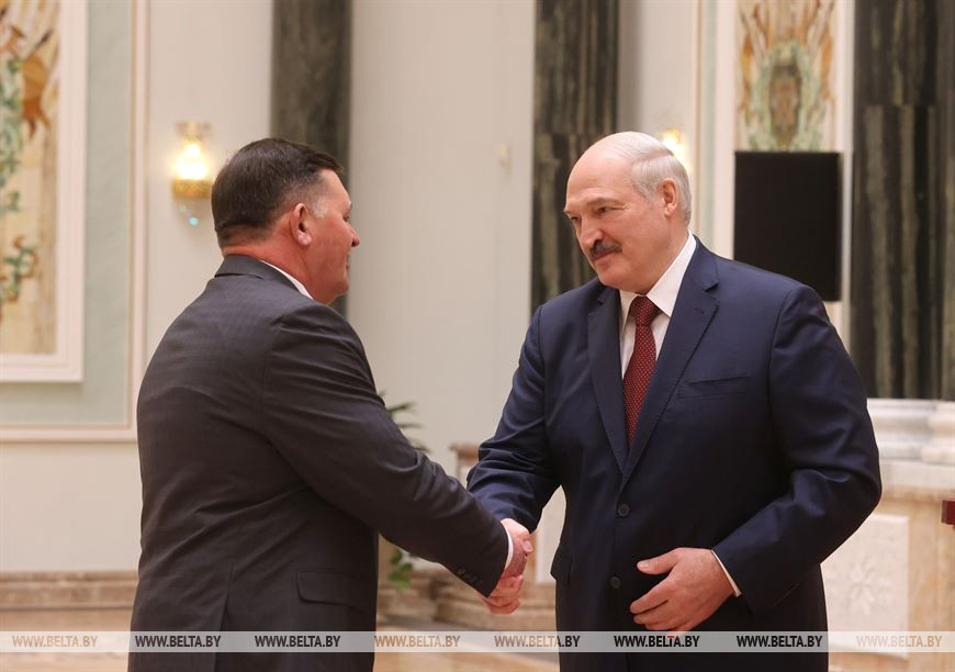 Глава государства вручил орден Почета директору ОАО "Октябрь" Мстиславского района Петру Лавникову