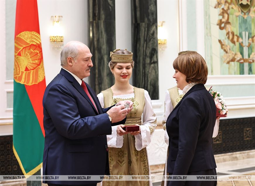 В числе награжденных медалью "За трудовые заслуги" - первый заместитель председателя Национального статистического комитета Елена Кухаревич
