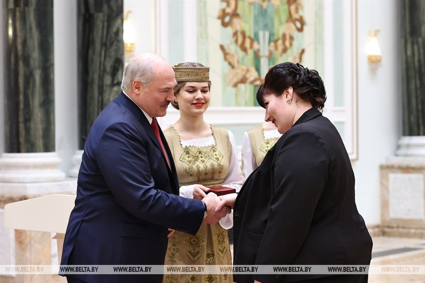 Методист Сенненского районного центра культуры и народного творчества Надежда Ковалева награждена орденом Матери