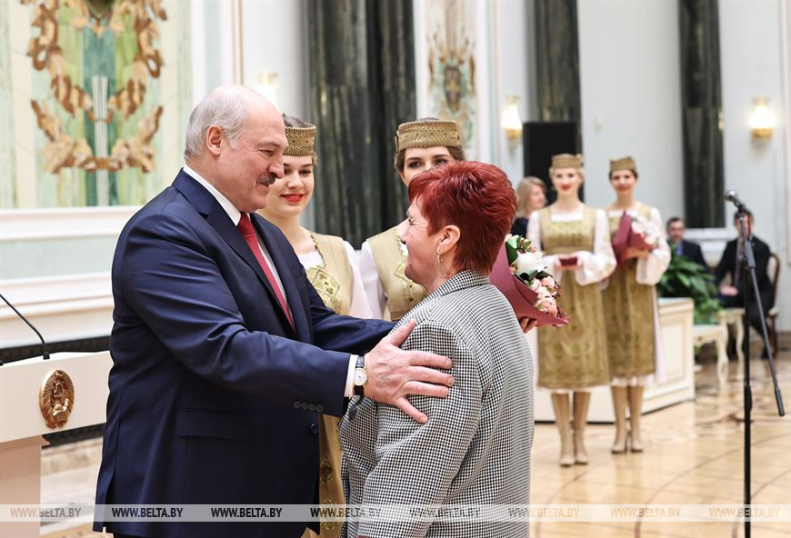 Почетное звание заслуженного работника сельского хозяйства присвоено оператору машинного доения предприятия "Рассвет имени К.П. Орловского" Валентине Климович