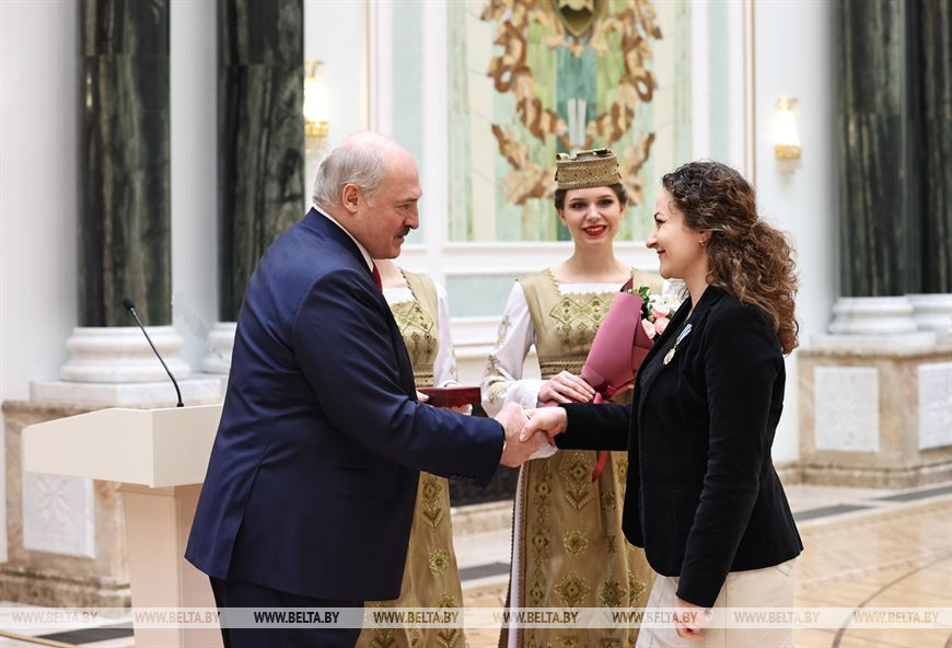 Оператор ЭВМ Смиловичского сельскохозяйственного профессионального лицея Ольга Лисовская награждена орденом Матери