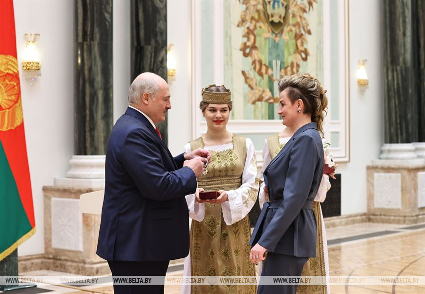 Страховой агент представительства Белгосстраха по Гродненскому району Елена Дергавко награждена орденом Матери